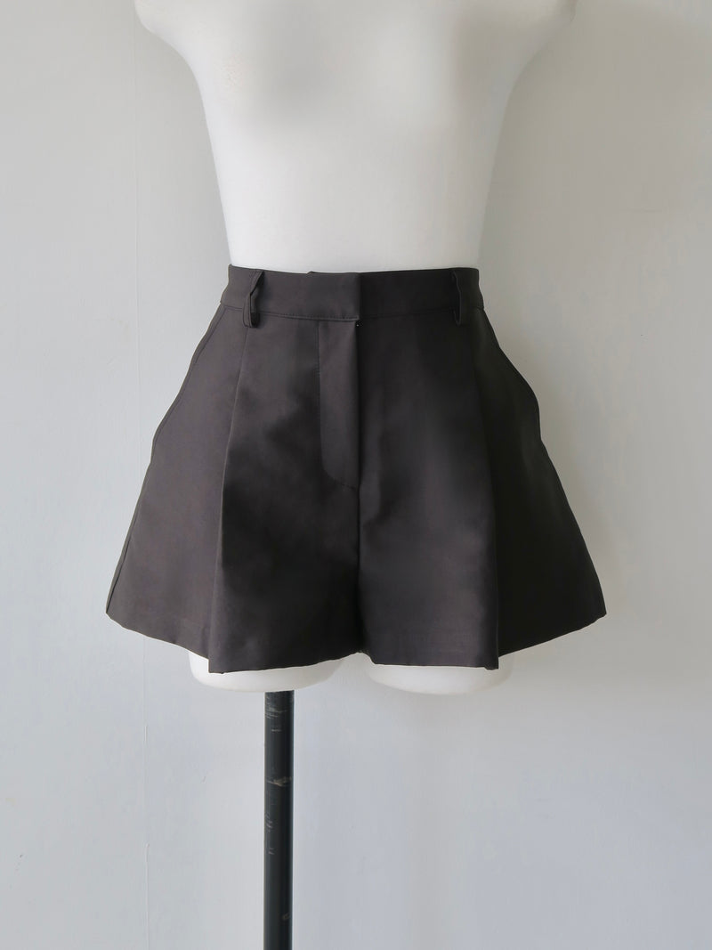 tucked mini pants