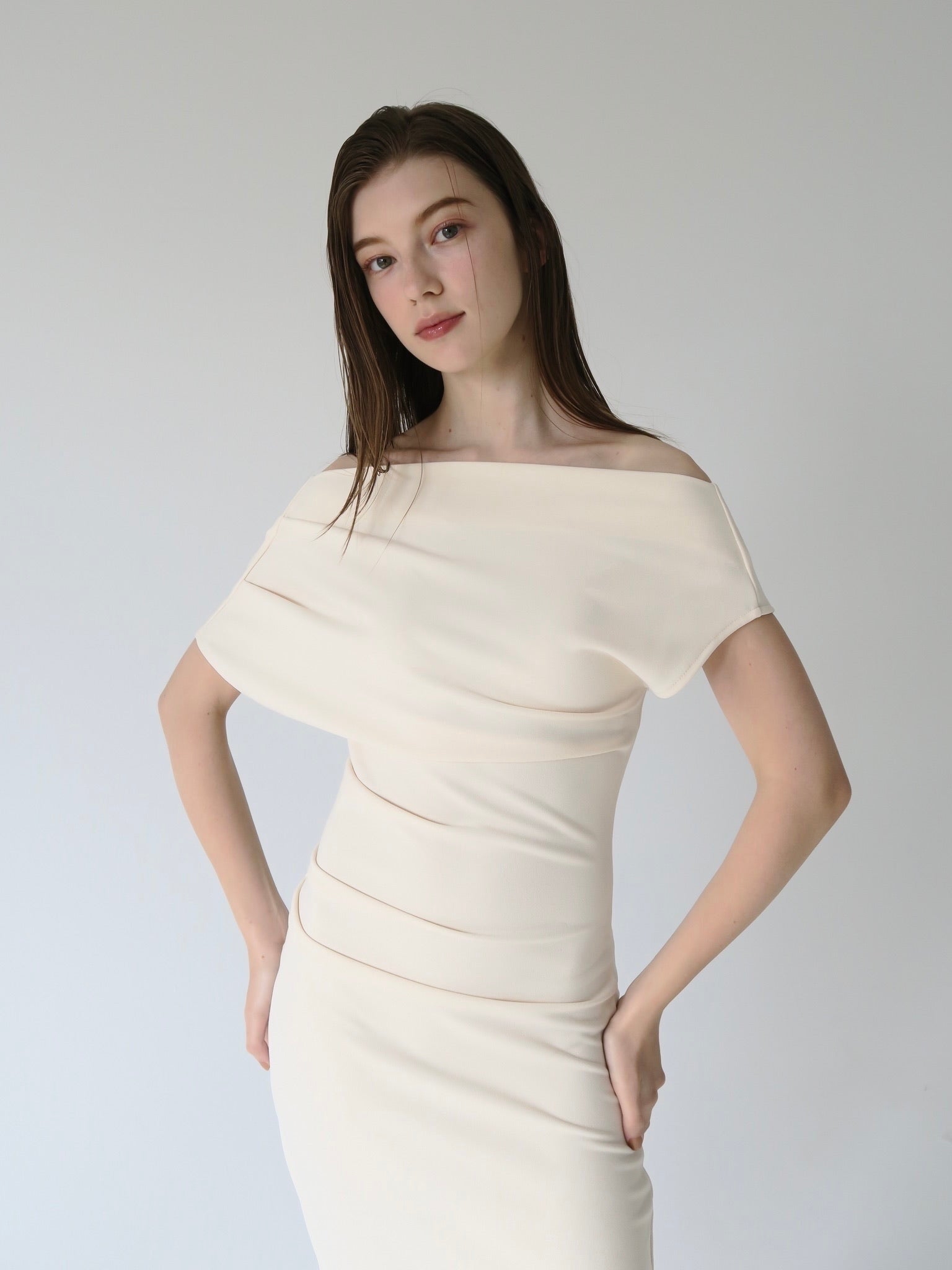 肌触りがいい off célon – dress drape shoulder ワンピース