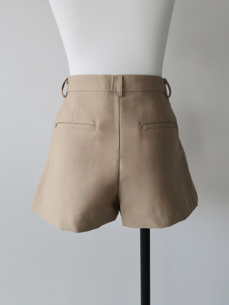 tucked mini pants
