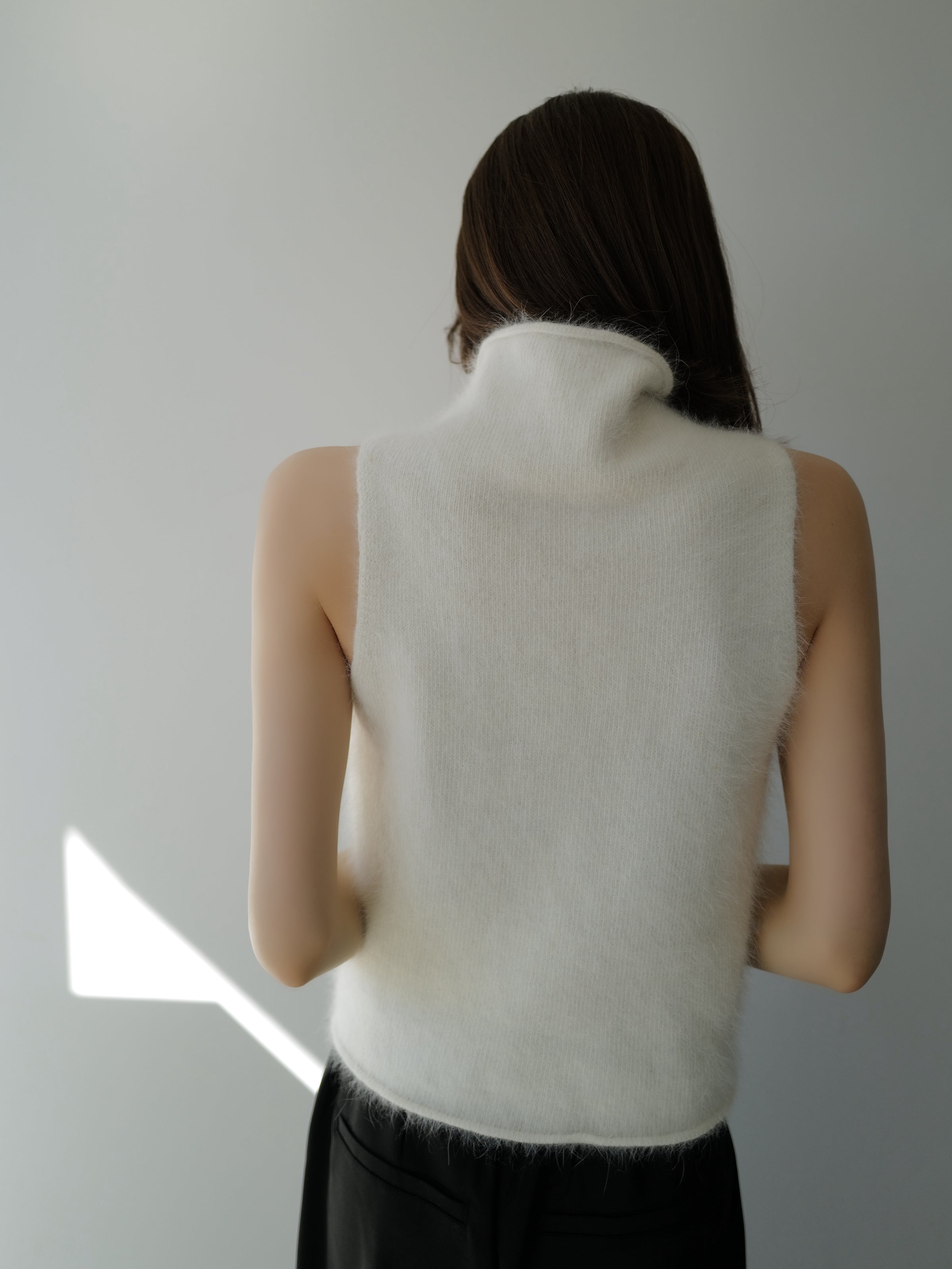 angora turtle sleeve-less knit