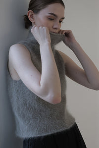 angora turtle sleeve-less knit