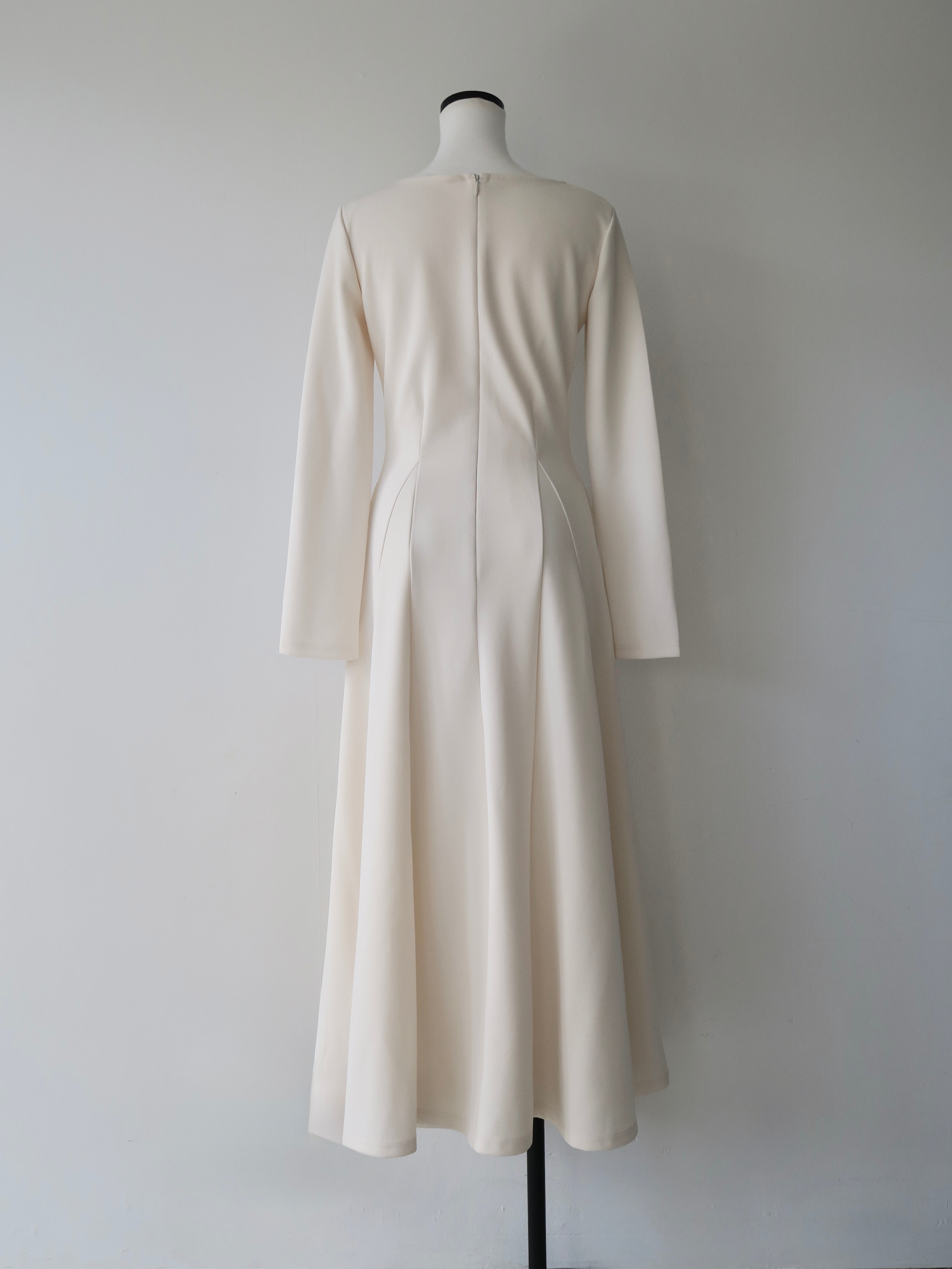 ワンピース maison celon v silhouette dress ivory v silhouette dress – célon