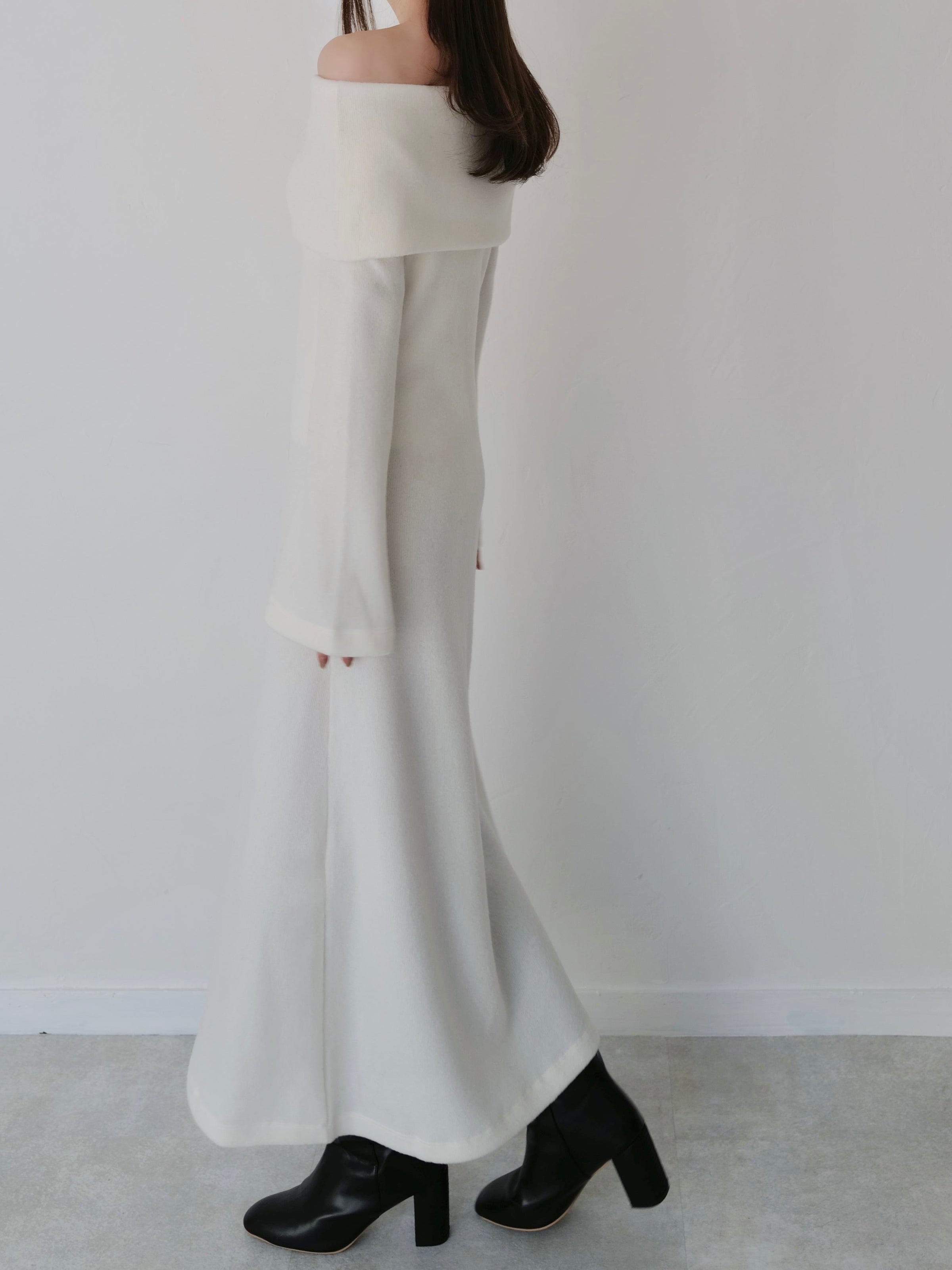 sample sale / off shoulder soft knit dress