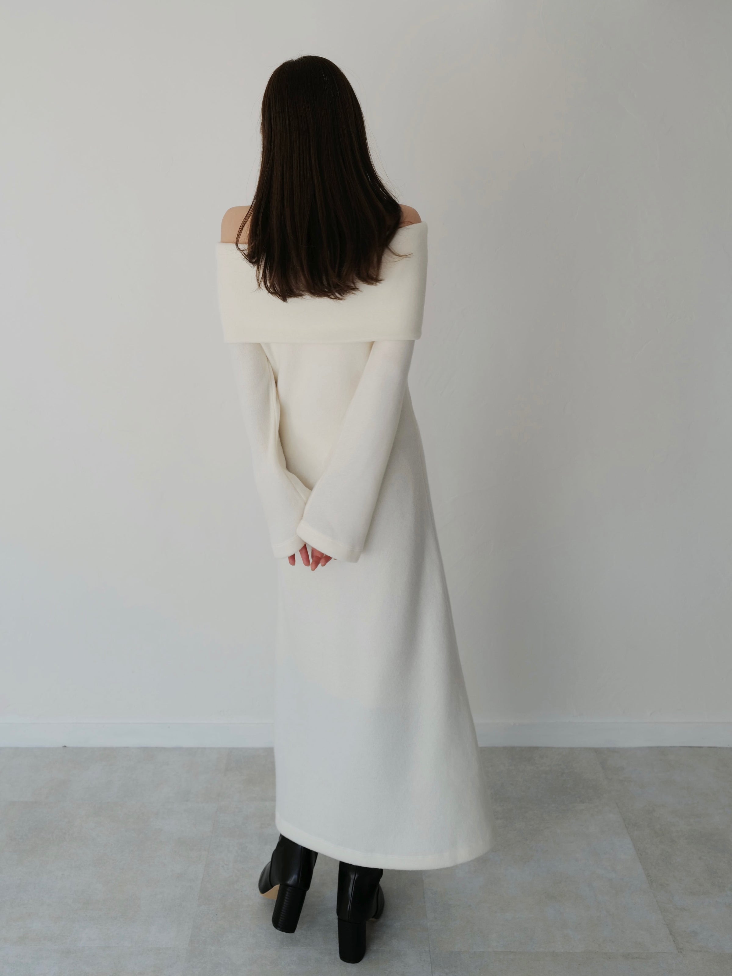 sample sale / off shoulder soft knit dress