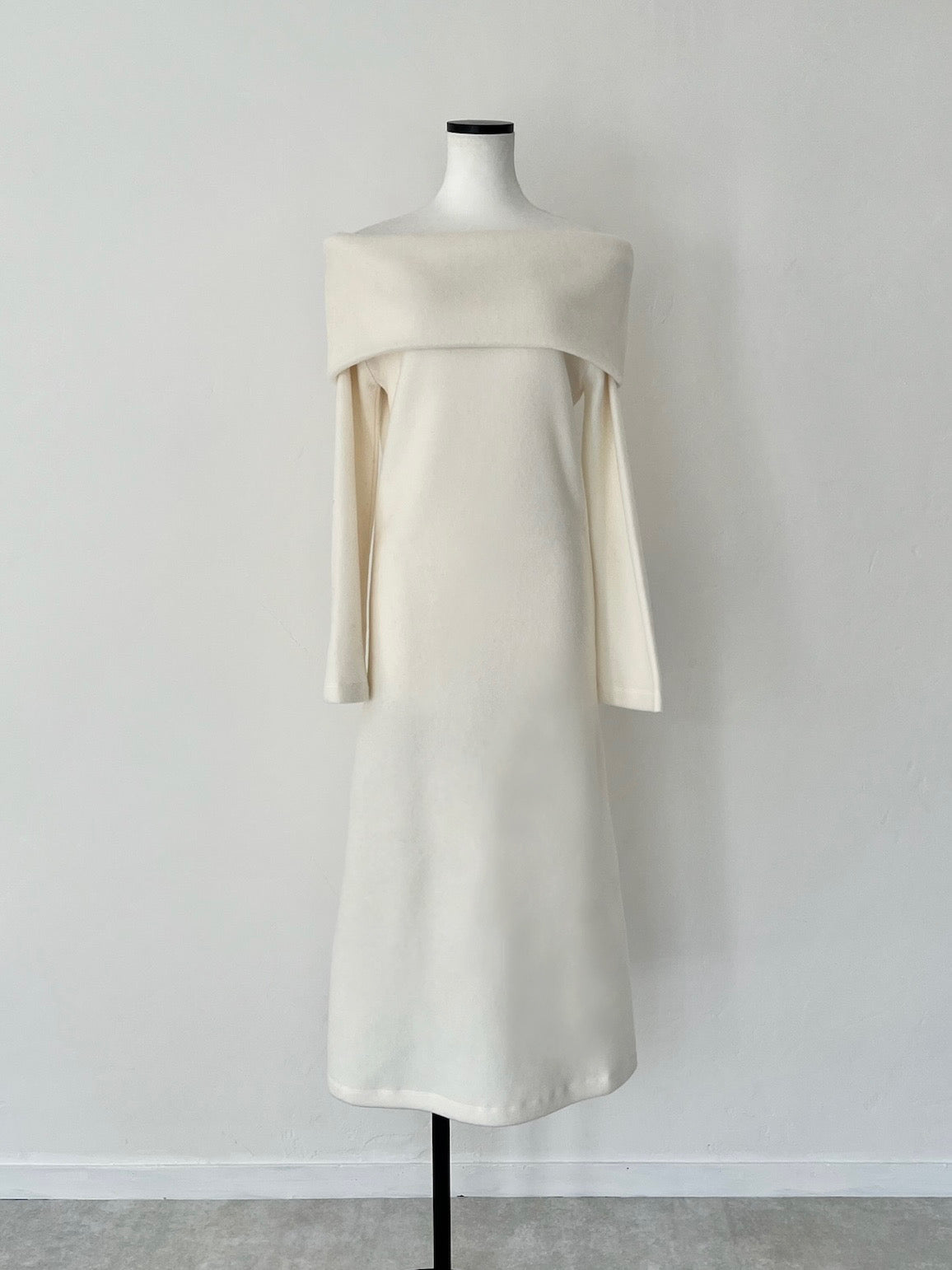 sample sale / off shoulder soft knit dress