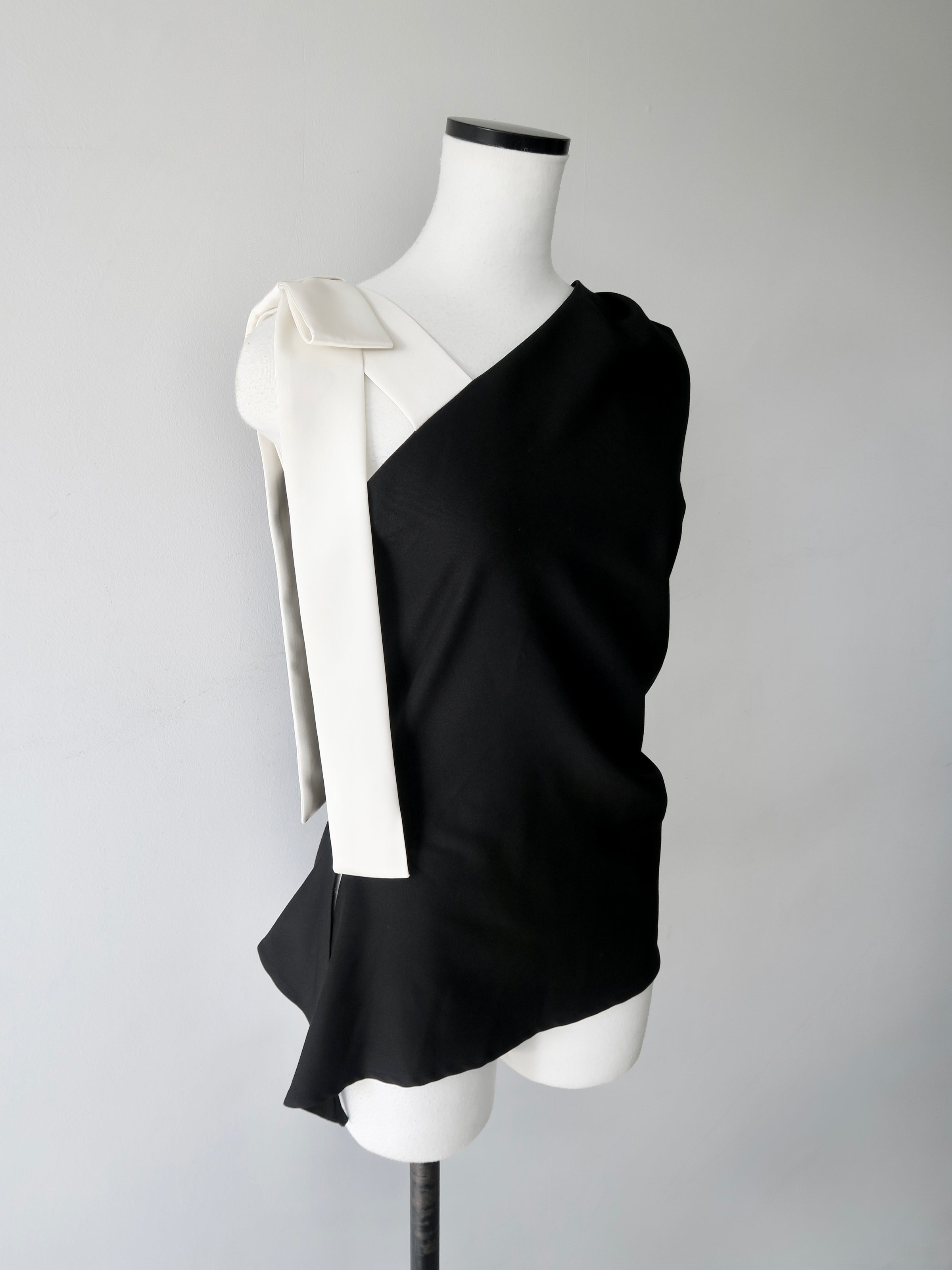 ribbon one shoulder setup